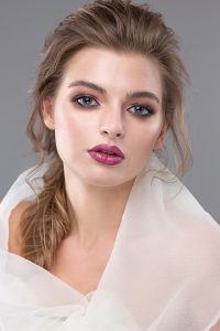 chica maquillada y labios rojos